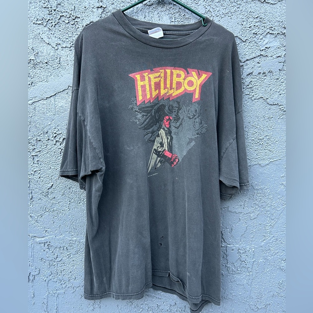 Vintage 2000s hellboy comic t shirt
